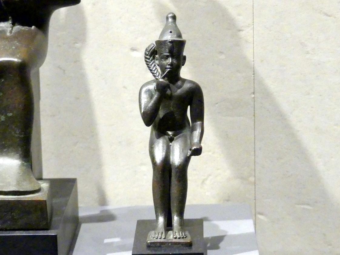 Götterfamilie: Osiris, Isis mit dem Horuskind, jugendlicher Harpokrates mit Doppelkrone, 700 - 200 v. Chr., Bild 5/9