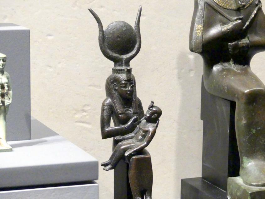 Götterfamilie: Osiris, Isis mit dem Horuskind, jugendlicher Harpokrates mit Doppelkrone, 700 - 200 v. Chr., Bild 6/9