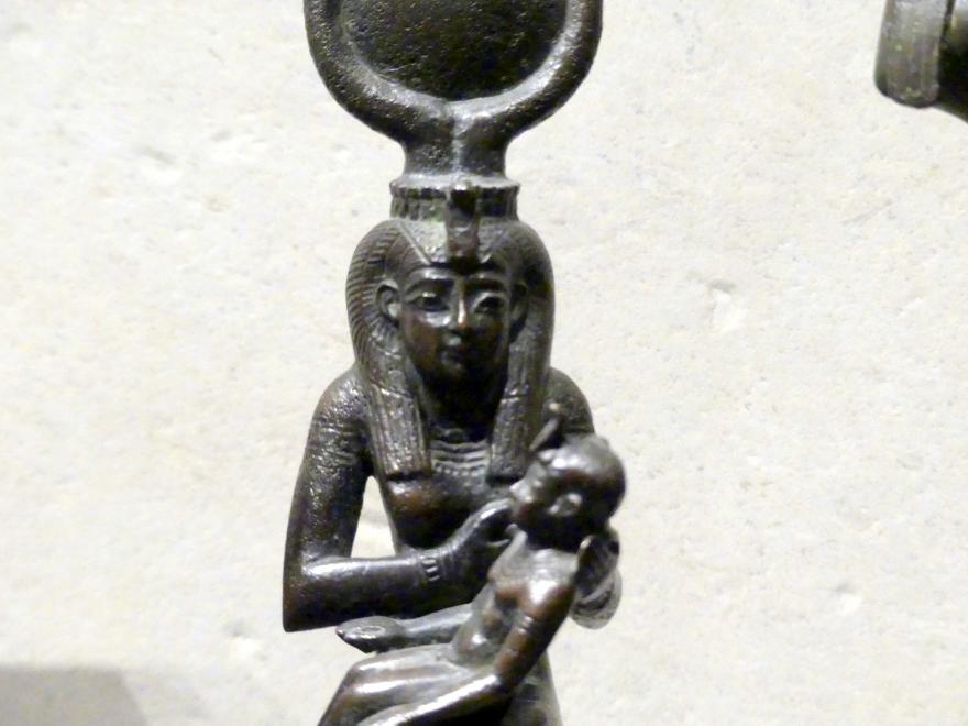 Götterfamilie: Osiris, Isis mit dem Horuskind, jugendlicher Harpokrates mit Doppelkrone, 700 - 200 v. Chr., Bild 7/9