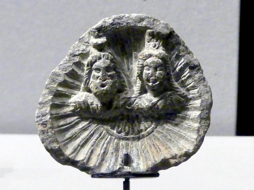 Zweiheit: Schale mit dem Götterpaar Isis und Sarapis (hellenistische Form des Osiris), Römische Kaiserzeit, 27 v. Chr. - 54 n. Chr., 1 - 200, Bild 1/2