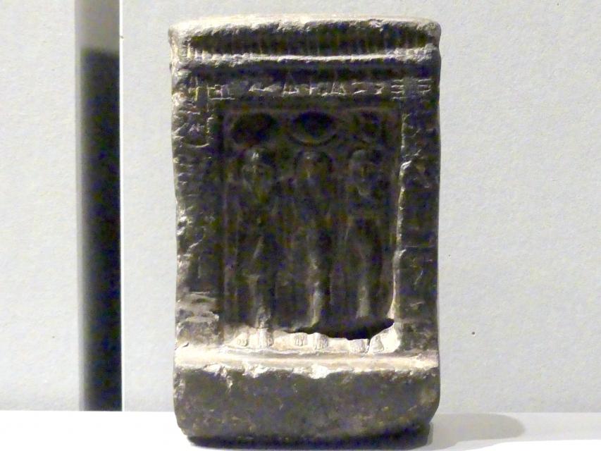 Dreiheit: Hausaltar mit Götterfamilie Schepsi (Kind), Thot (Vater) und Nehemetawai (Mutter), 19. Dynastie, 966 - 859 v. Chr., 1200 v. Chr.