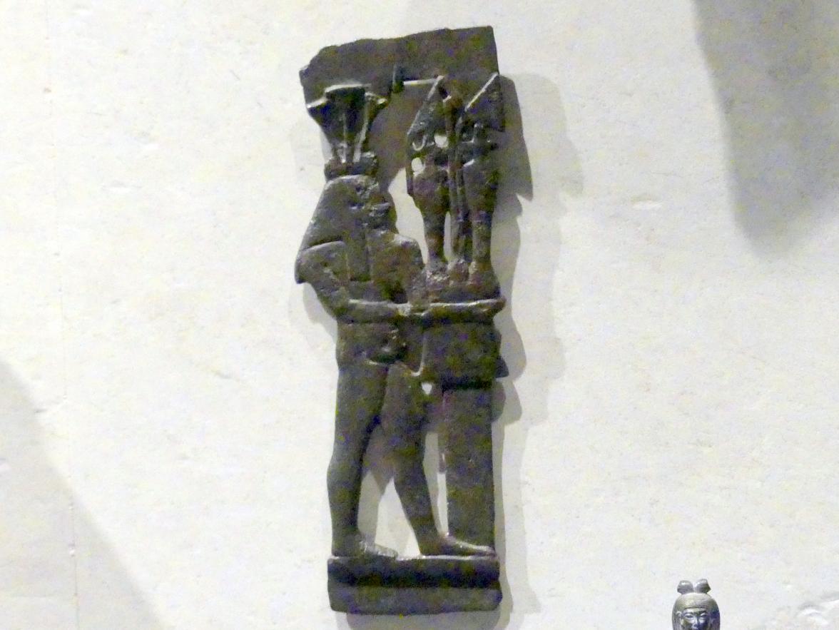 Plakette: Nilgott mit Opferplatte, Neues Reich, 1210 - 835 v. Chr., Bild 1/2