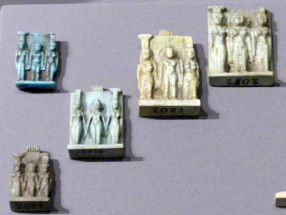 Dreiheit: Harpokrates mit seiner Mutter Isis und seiner Tante Nephthys, Ptolemäische Zeit, 400 v. Chr. - 1 n. Chr., 200 - 1 v. Chr.