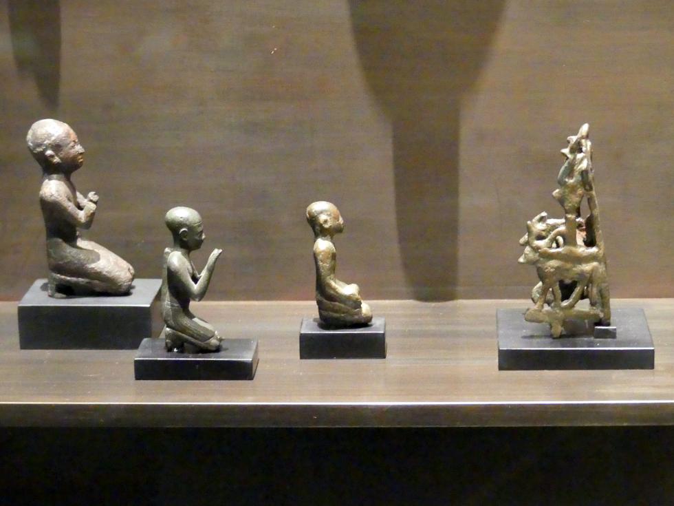 Drei Beterfiguren vor einem Götterthron, Spätzeit, 664 - 332 v. Chr., 600 - 400 v. Chr.