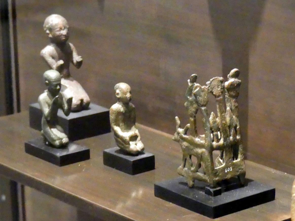 Drei Beterfiguren vor einem Götterthron, Spätzeit, 360 - 342 v. Chr., 600 - 400 v. Chr., Bild 2/4