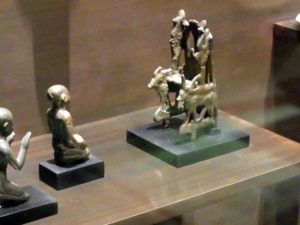 Drei Beterfiguren vor einem Götterthron, Spätzeit, 360 - 342 v. Chr., 600 - 400 v. Chr., Bild 3/4