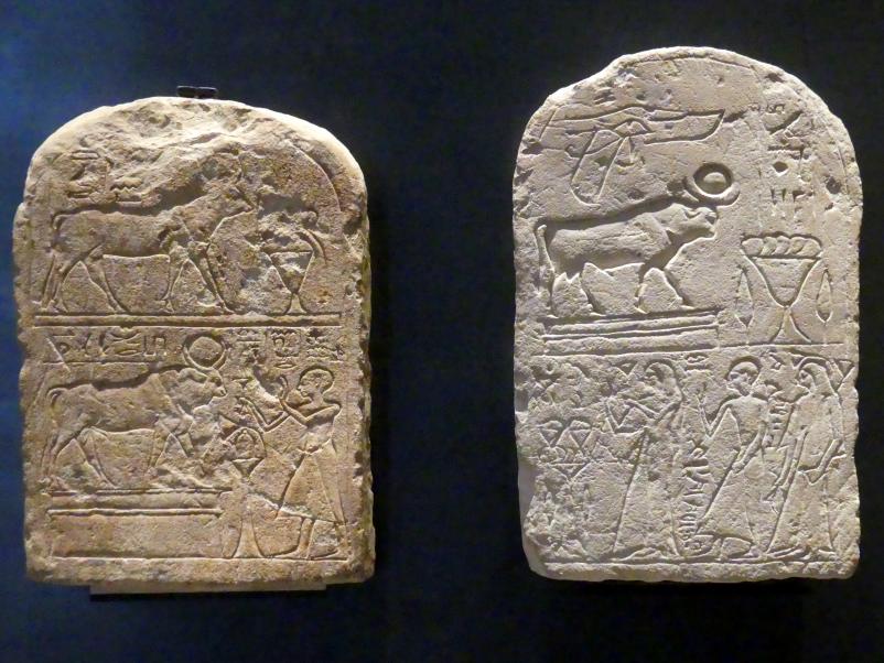 Zwei Votivstelen für den Mnevis-Stier, 19. Dynastie, 953 - 887 v. Chr., 20. Dynastie, Undatiert, 1200 - 1100 v. Chr., Bild 1/4