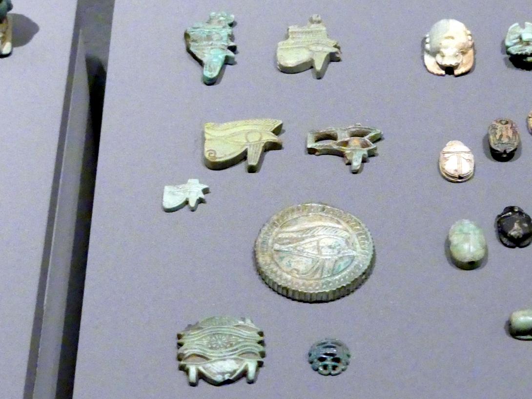 Amulette: verschiedene Formen von Udjat-Augen, Symbol der Unversehrtheit, 900 - 300 v. Chr.