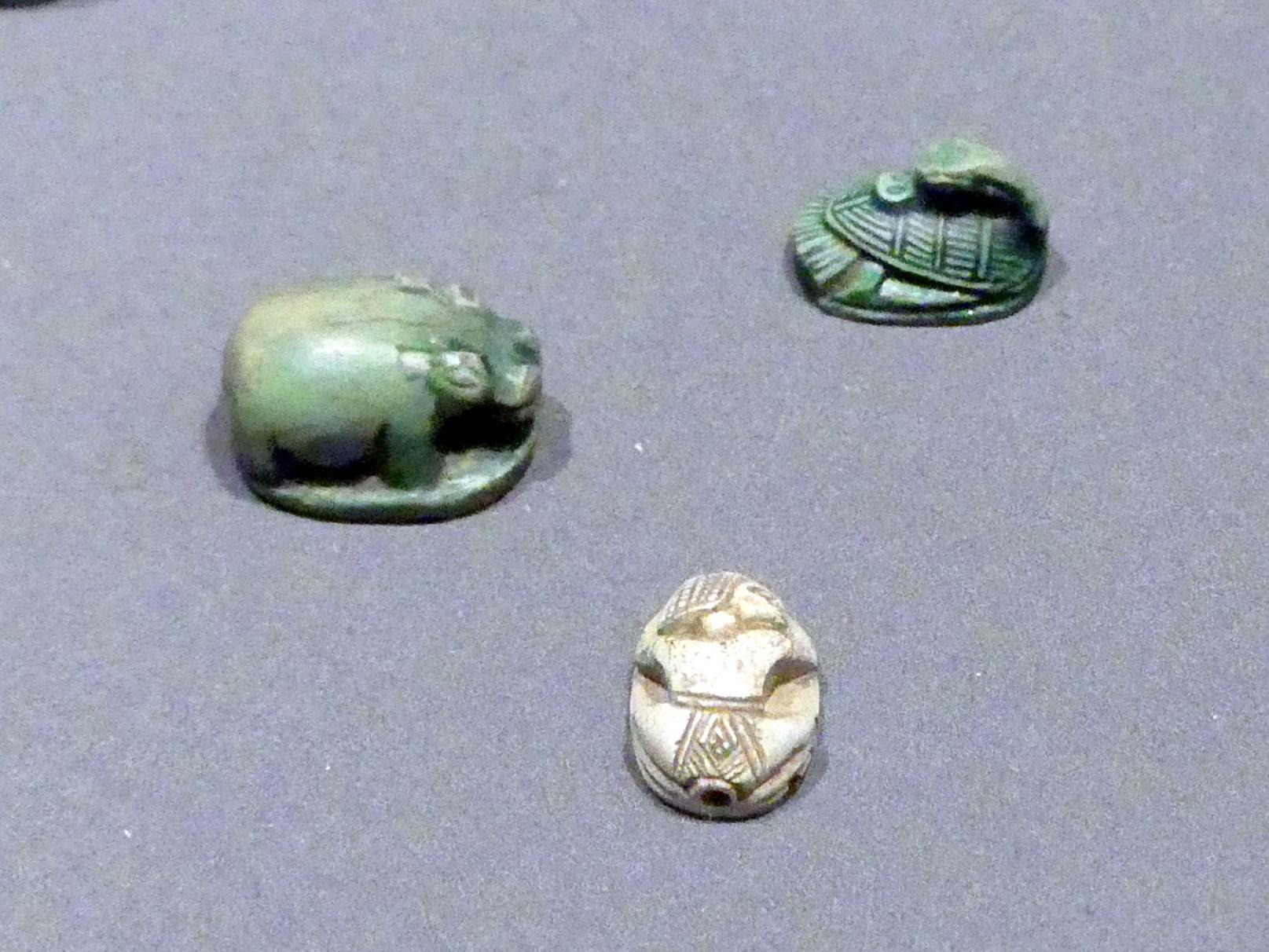 Skaraboiden als Nilpferd, Ente, Mensch, 18. Dynastie, Undatiert, 1400 - 1350 v. Chr., Bild 1/2