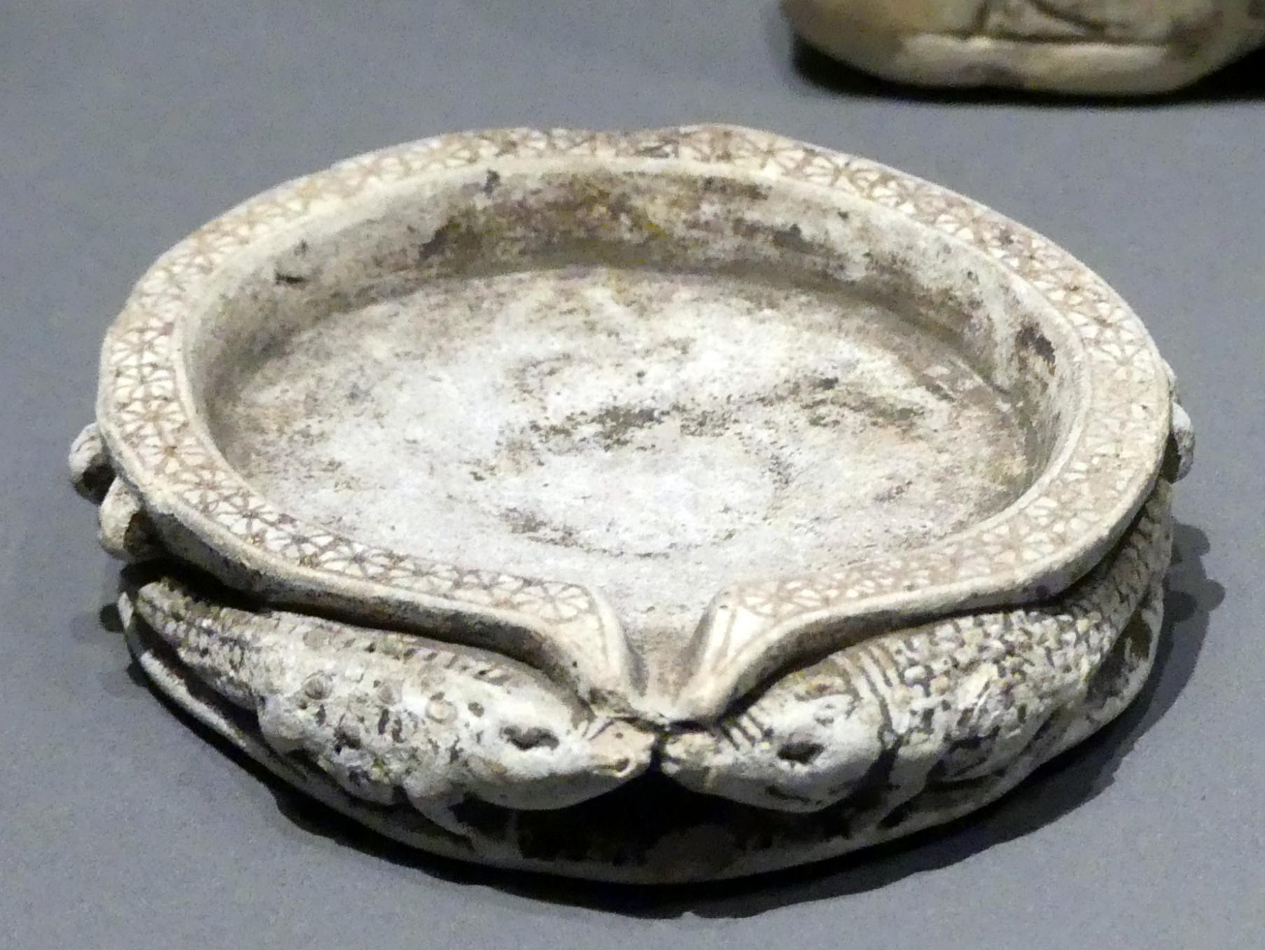 Schale für Heilwasser, umlaufend dekoriert mit vier Krokodilen, 400 - 100 v. Chr.