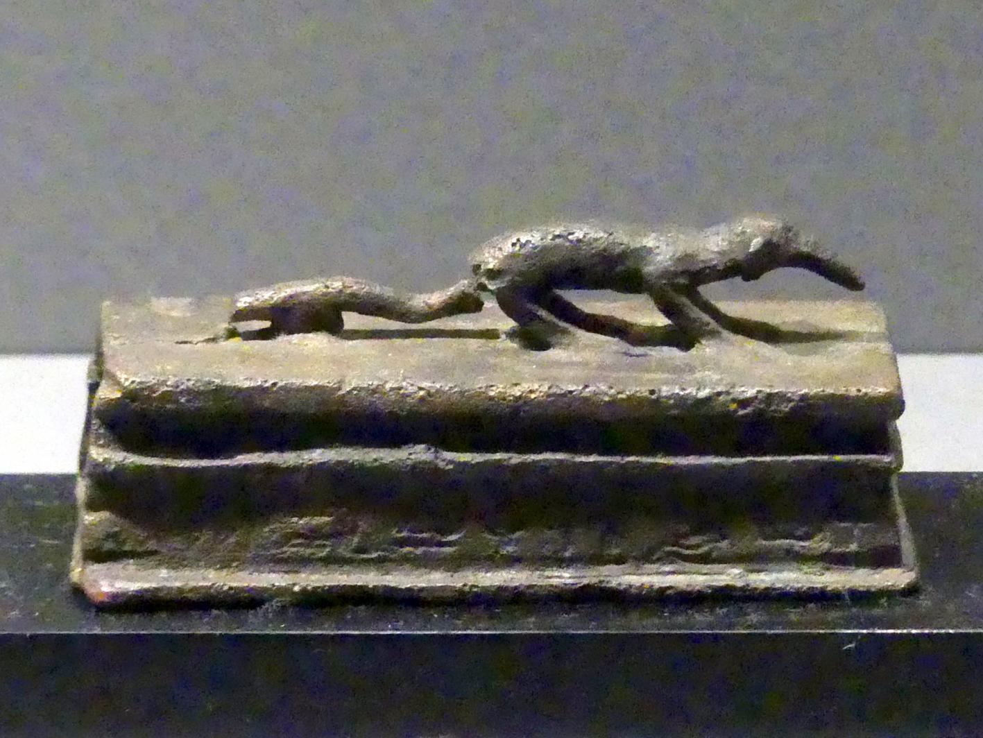Figur einer Spitzmaus auf einem Kastensarg, Ptolemäische Zeit, 400 v. Chr. - 1 n. Chr., 300 - 1 v. Chr.