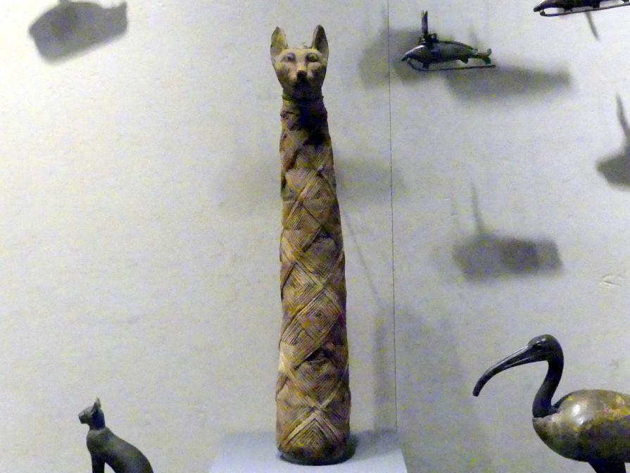 Figur einer Katze auf kastenförmigem Sarg, Erscheinungsform der Göttin Bastet, Spätzeit, 664 - 332 v. Chr., 600 - 300 v. Chr.