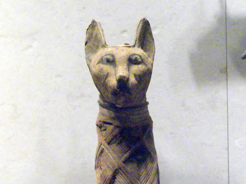 Figur einer Katze auf kastenförmigem Sarg, Erscheinungsform der Göttin Bastet, Spätzeit, 360 - 342 v. Chr., 600 - 300 v. Chr., Bild 2/3