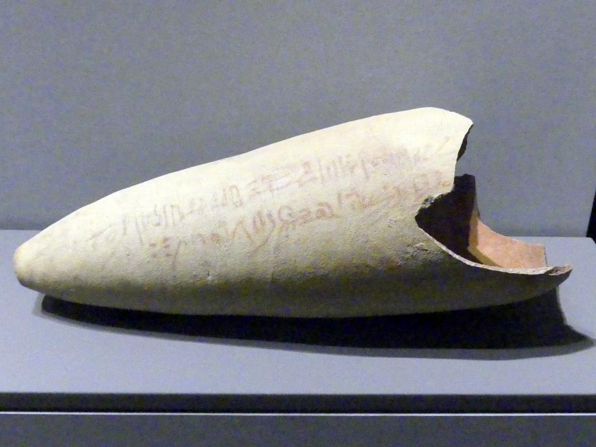 Hohes schlankes Gefäß, nach Inschrift als Sarg für eine Ibismumie verwendet, 19. Dynastie, 966 - 859 v. Chr., 1190 v. Chr.