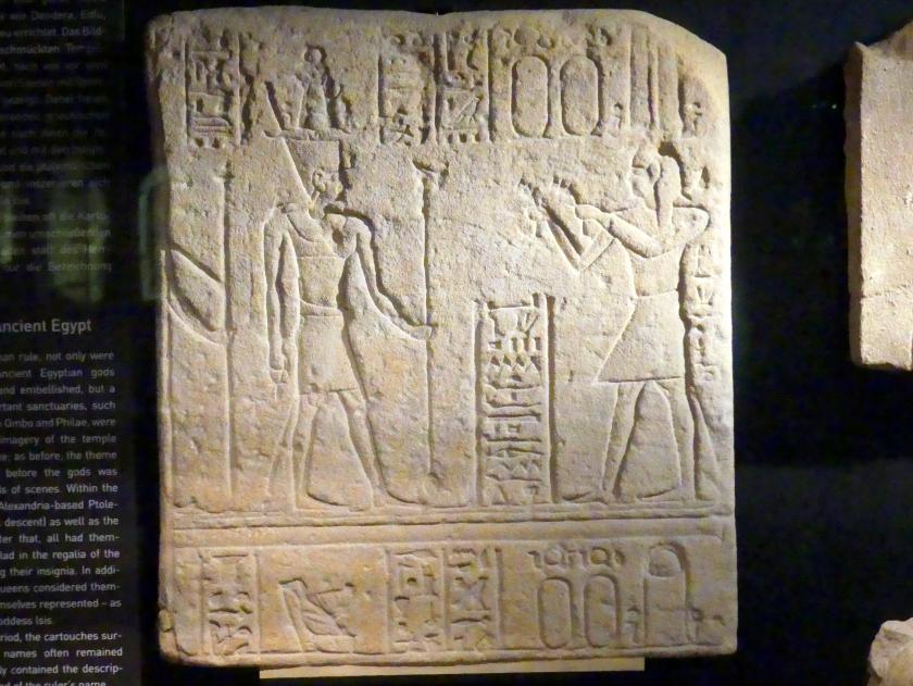 Tempelrelief: Pharao opfert vor dem Götterpaar Geb und Nut, Römische Kaiserzeit, 27 v. Chr. - 54 n. Chr., 1 - 40, Bild 1/2