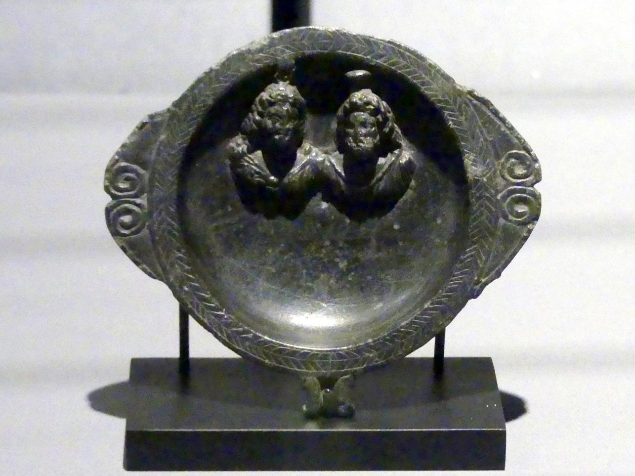 Schale mit Darstellung von Isis (links) und Sarapis, Römische Kaiserzeit, 27 v. Chr. - 54 n. Chr., 1 - 100