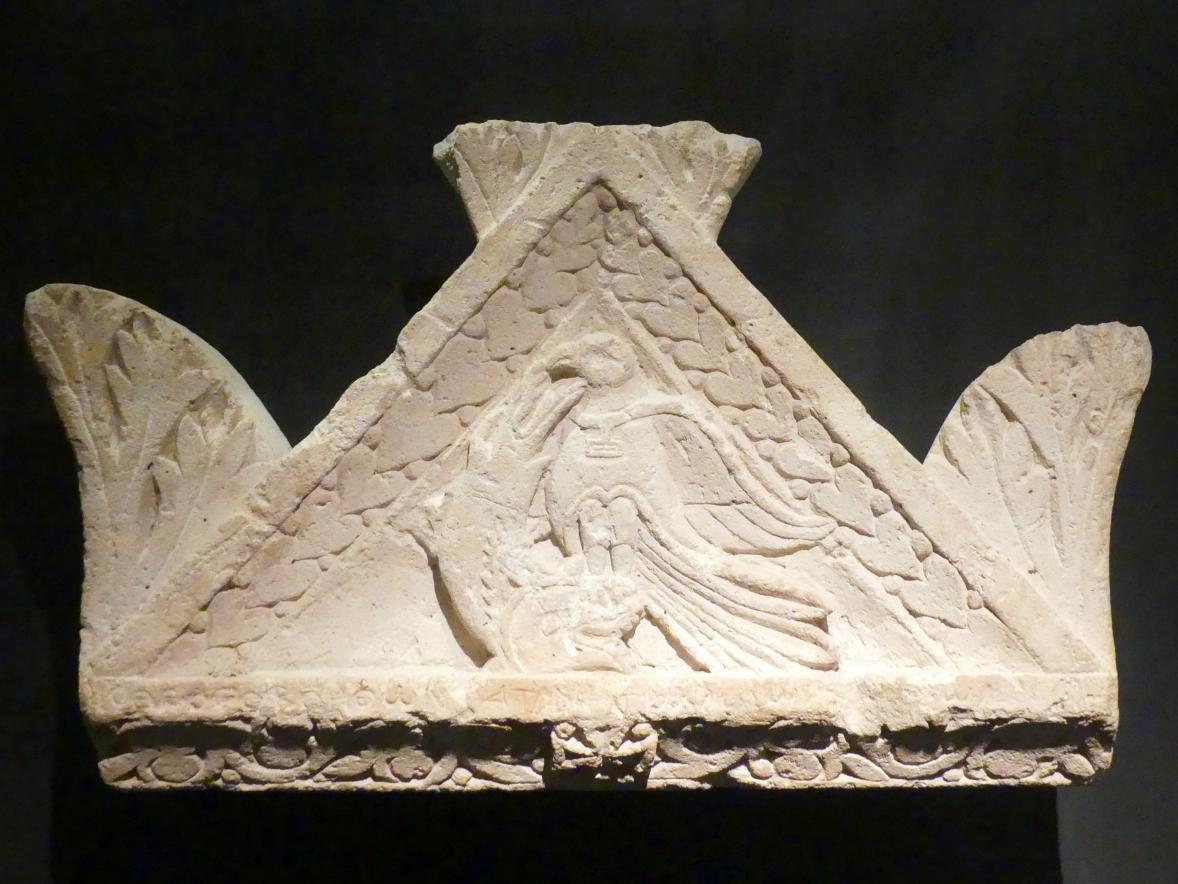 Giebel als Nischenbekrönung eines Grabes: Adler über einem Fisch, Koptische Zeit, 200 - 800, 300 - 500, Bild 1/2