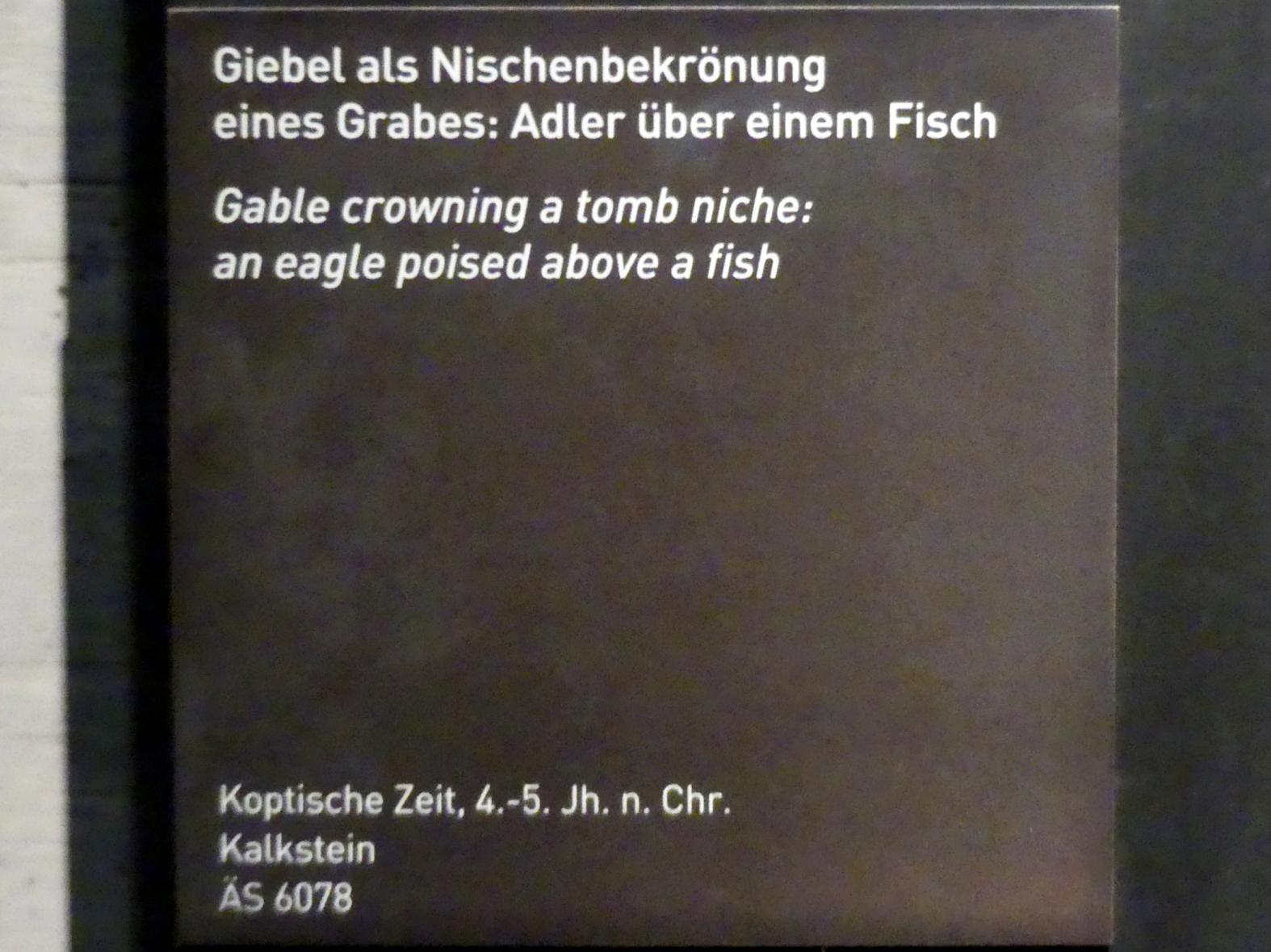 Giebel als Nischenbekrönung eines Grabes: Adler über einem Fisch, Koptische Zeit, 200 - 800, 300 - 500, Bild 2/2