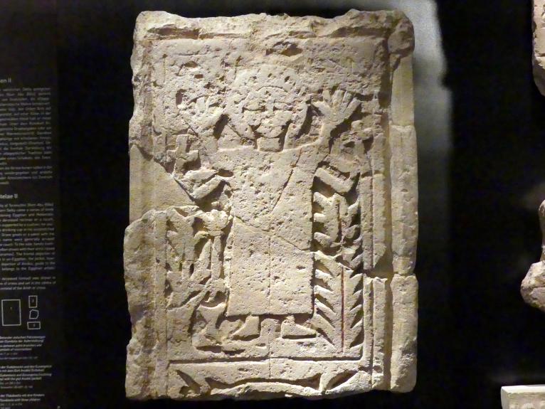 Stele: Betender zwischen Palmzweigen und Kränzen (Symbole der Auferstehung), Koptische Zeit, 200 - 800, 600 - 700, Bild 1/2