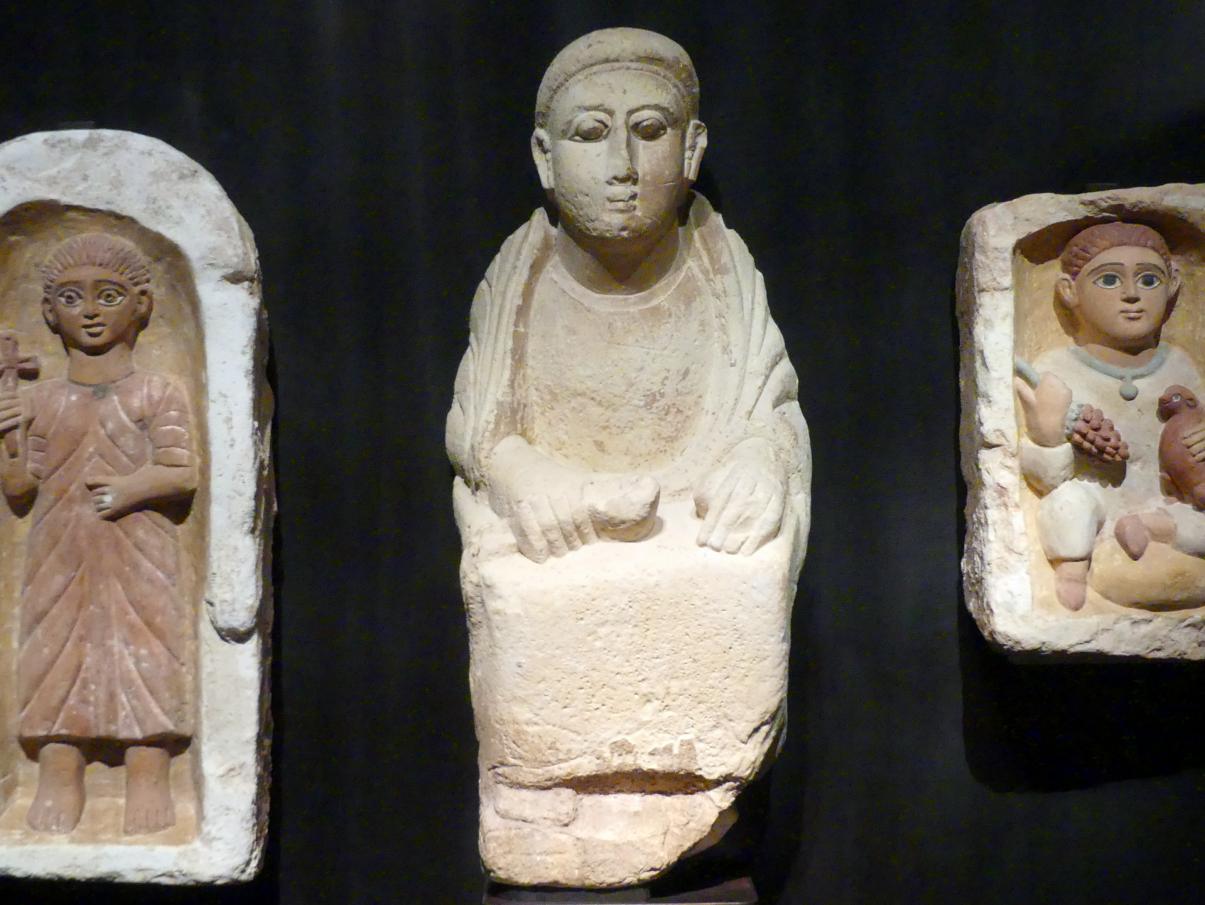 Sitzfigur in langem Gewand und mit Stofftuch in der Hand, Römische Kaiserzeit, 27 v. Chr. - 54 n. Chr., 1 - 300, Bild 1/2