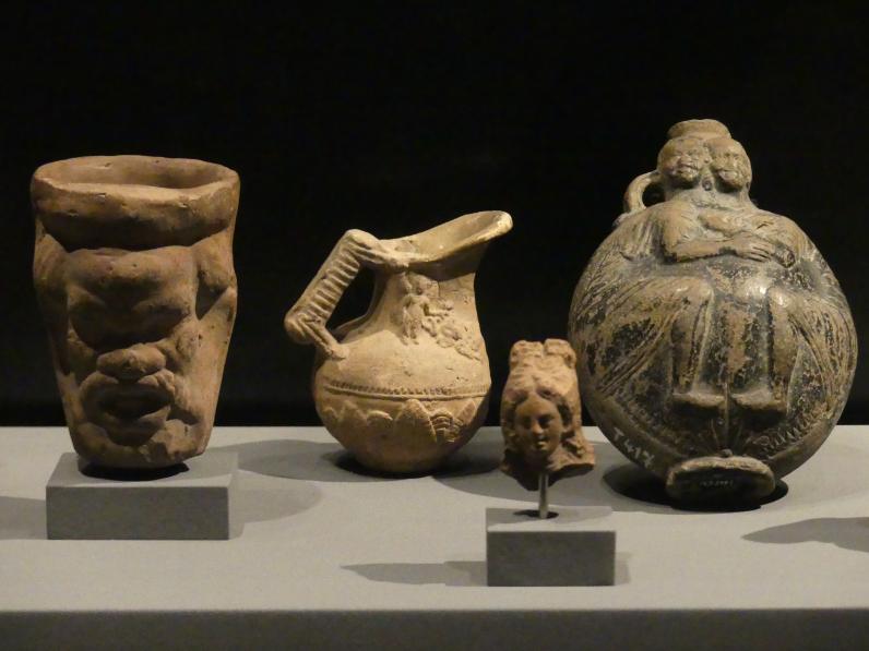 Henkelkrug mit Relief, Koptische Zeit, 200 - 800, 300 - 600