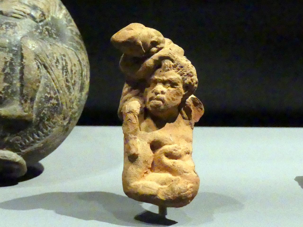Figur eines Buckligen mit Kind und Gans, 200 v. Chr. - 200 n. Chr.