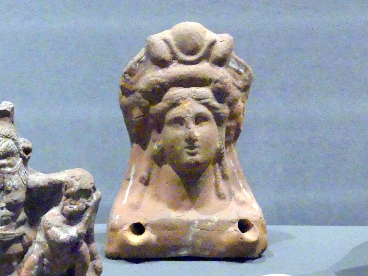 Figürliche Lampe in Gestalt einer Isisbüste, Römische Kaiserzeit, 27 v. Chr. - 54 n. Chr., 100 - 300, Bild 1/2