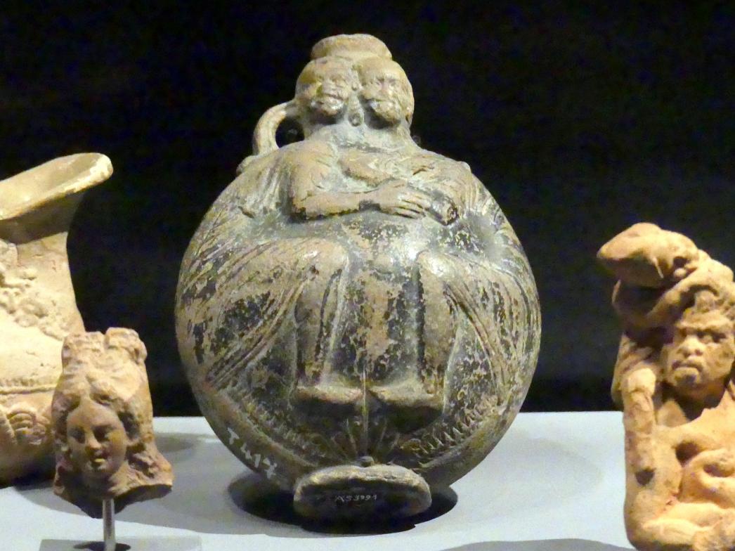 Pilgerflasche in karikierender Darstellung eines sich umarmenden Paares, 100 v. Chr. - 100 n. Chr.