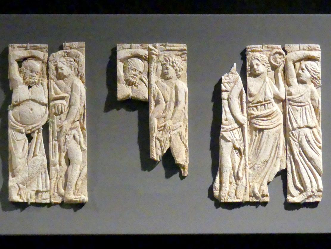 Platten eines Kästchens: bärtige Silenen, Jünglinge und tanzende Bacchantinnen, Ptolemäische Zeit, 400 v. Chr. - 1 n. Chr., 300 - 1 v. Chr.