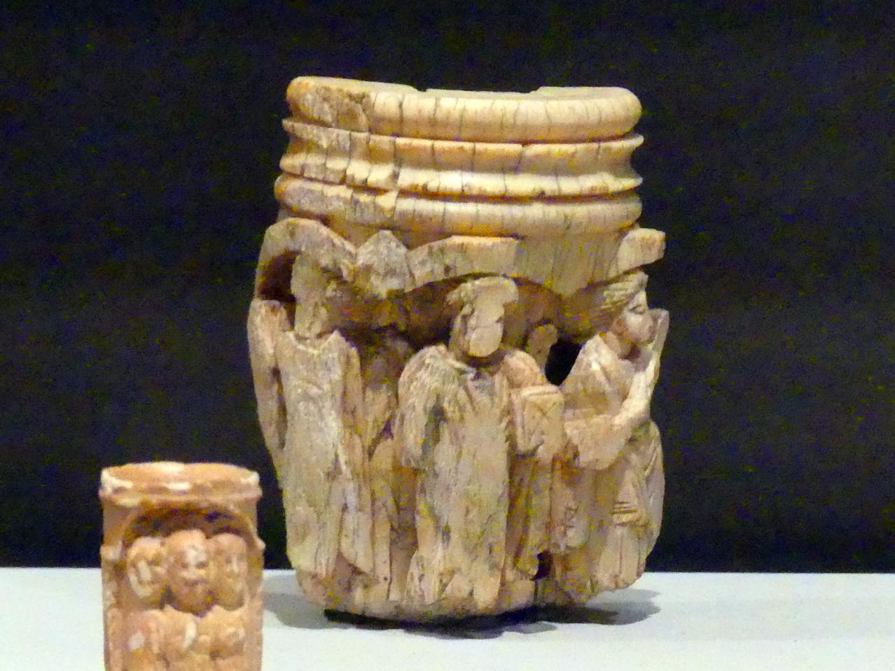 Möbelzierstück: Heiligenfiguren unter Arkaden, Koptische Zeit, 200 - 800, 300 - 500