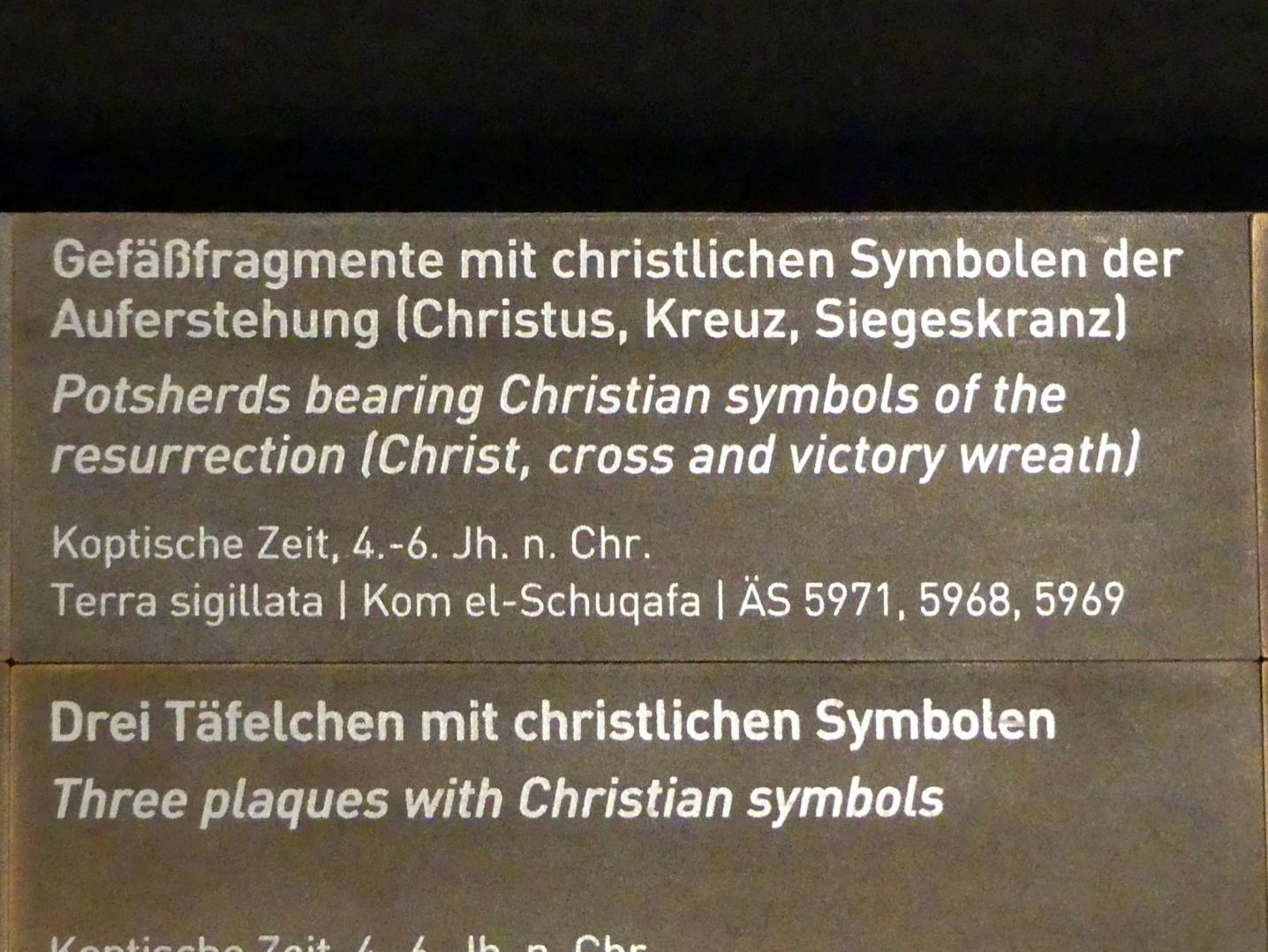 Gefäßfragmente mit christlichen Symbolen der Auferstehung (Christus, Kreuz, Siegeskranz), Koptische Zeit, 200 - 800, 300 - 600, Bild 3/3
