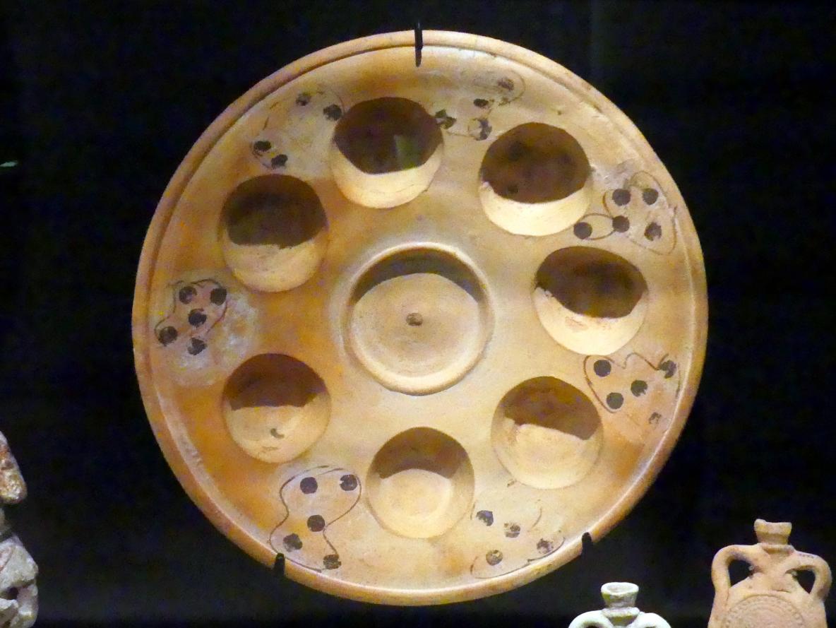 Muldenschale mit Weinrankendekor, Koptische Zeit, 200 - 800, 300 - 600