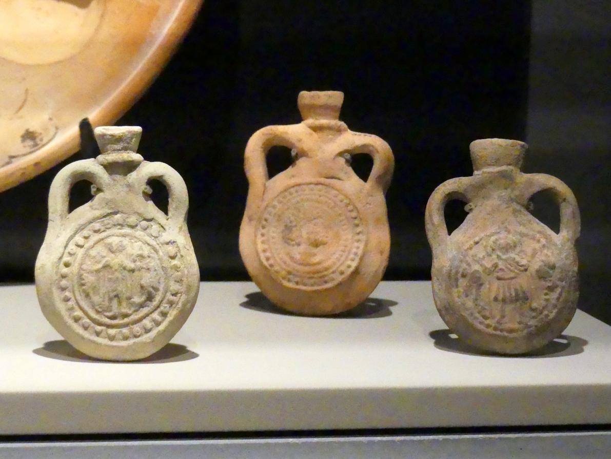 Drei Pilgerflaschen mit Darstellung des heiligen Menas, Koptische Zeit, 200 - 800, 300 - 600, Bild 1/2