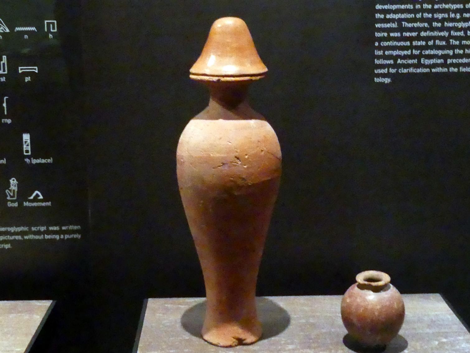Hes-Vase (Hohes schlankes Ritualgefäß für Wasserspende), 12. Dynastie, 1678 - 1634 v. Chr., 2000 v. Chr., Bild 1/2