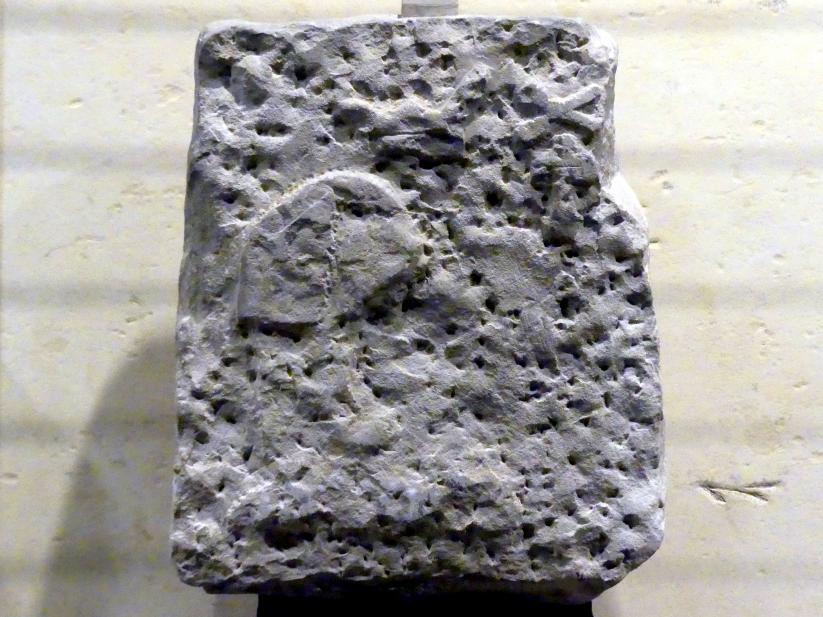 Stele mit Namensinschrift (sitzende Frau und einzelne Zeichen), 0. Dynastie, 3000 v. Chr., 1. Dynastie, Undatiert, 3100 - 3000 v. Chr.