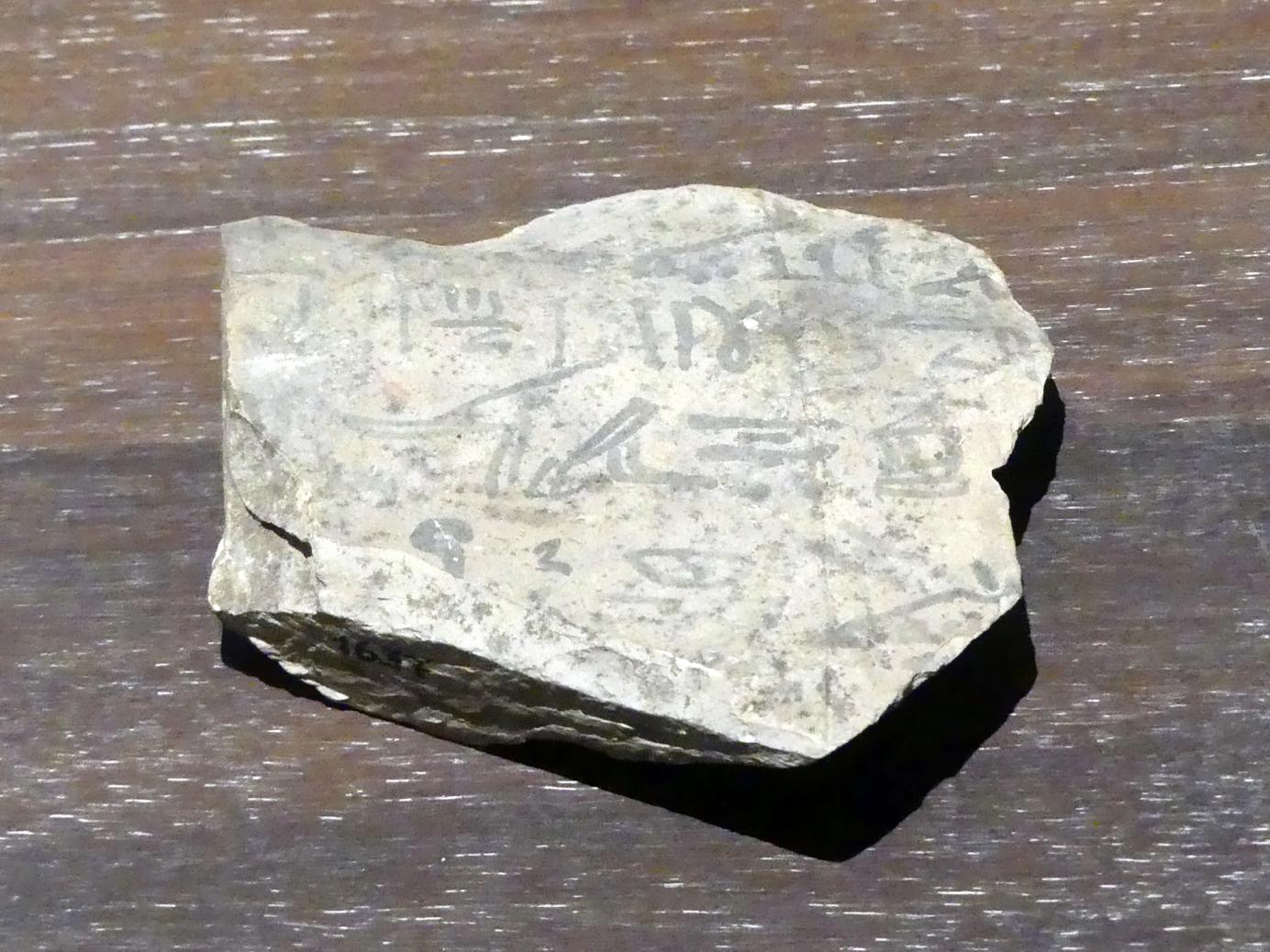 Ostrakon (Scherbe) mit einer Bauinschrift in kursiv-hieroglyphischer Schreibung, 19. Dynastie, 953 - 887 v. Chr., 1250 v. Chr.