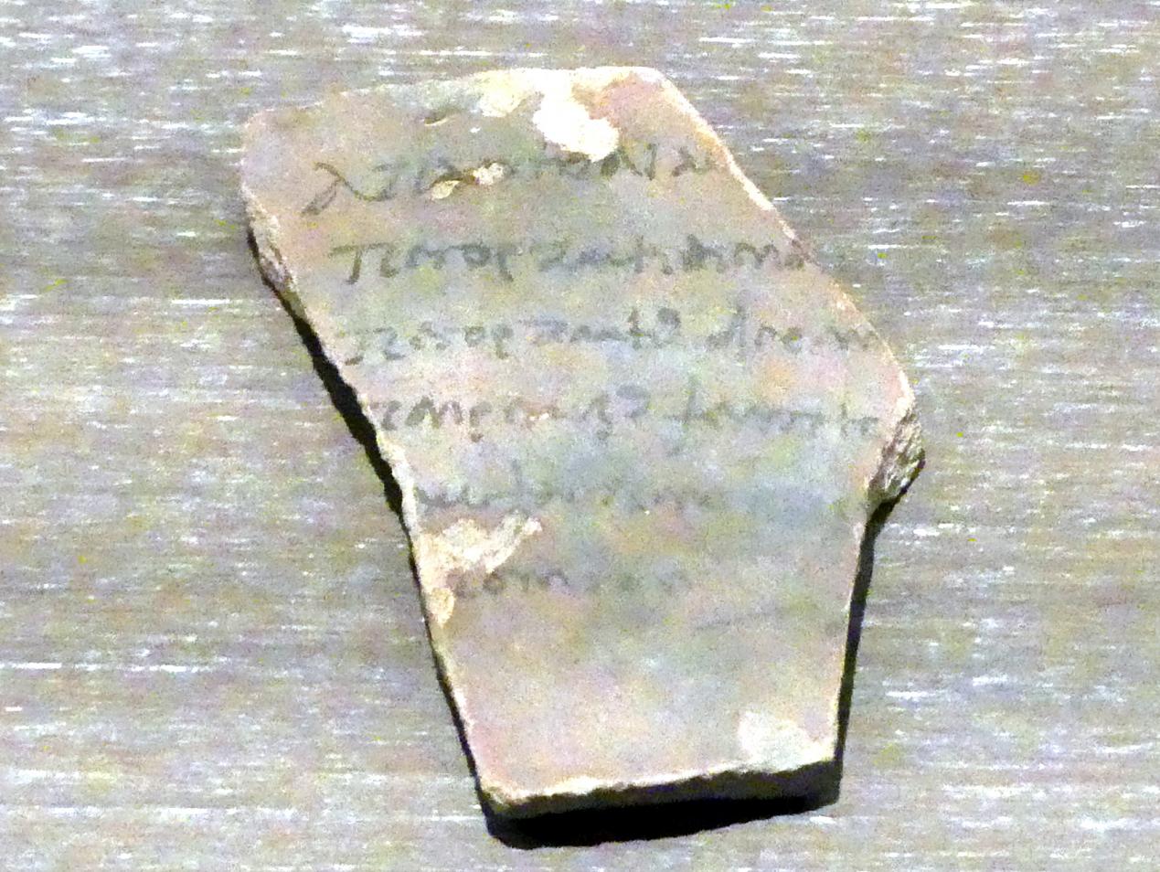 Ostrakon (Scherbe) mit einer Liste von Steuereintreibern in griechischer Sprache, Römische Kaiserzeit, 27 v. Chr. - 54 n. Chr., 200, Bild 1/2