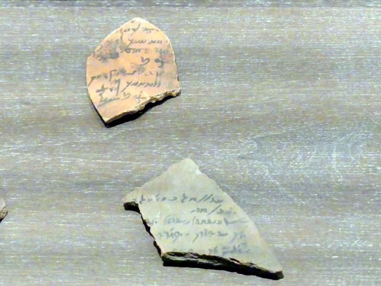 Zwei Ostraka (Scherben) mit Abrechnungen in demotischer Schrift, Ptolemäische Zeit, 400 v. Chr. - 1 n. Chr., 200 - 1 v. Chr.