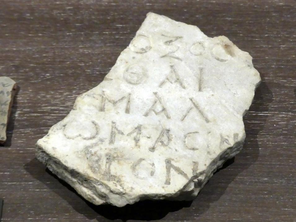 Fragment einer Weihinschrift in griechischer Schrift, Römische Kaiserzeit, 27 v. Chr. - 54 n. Chr., 100 - 200