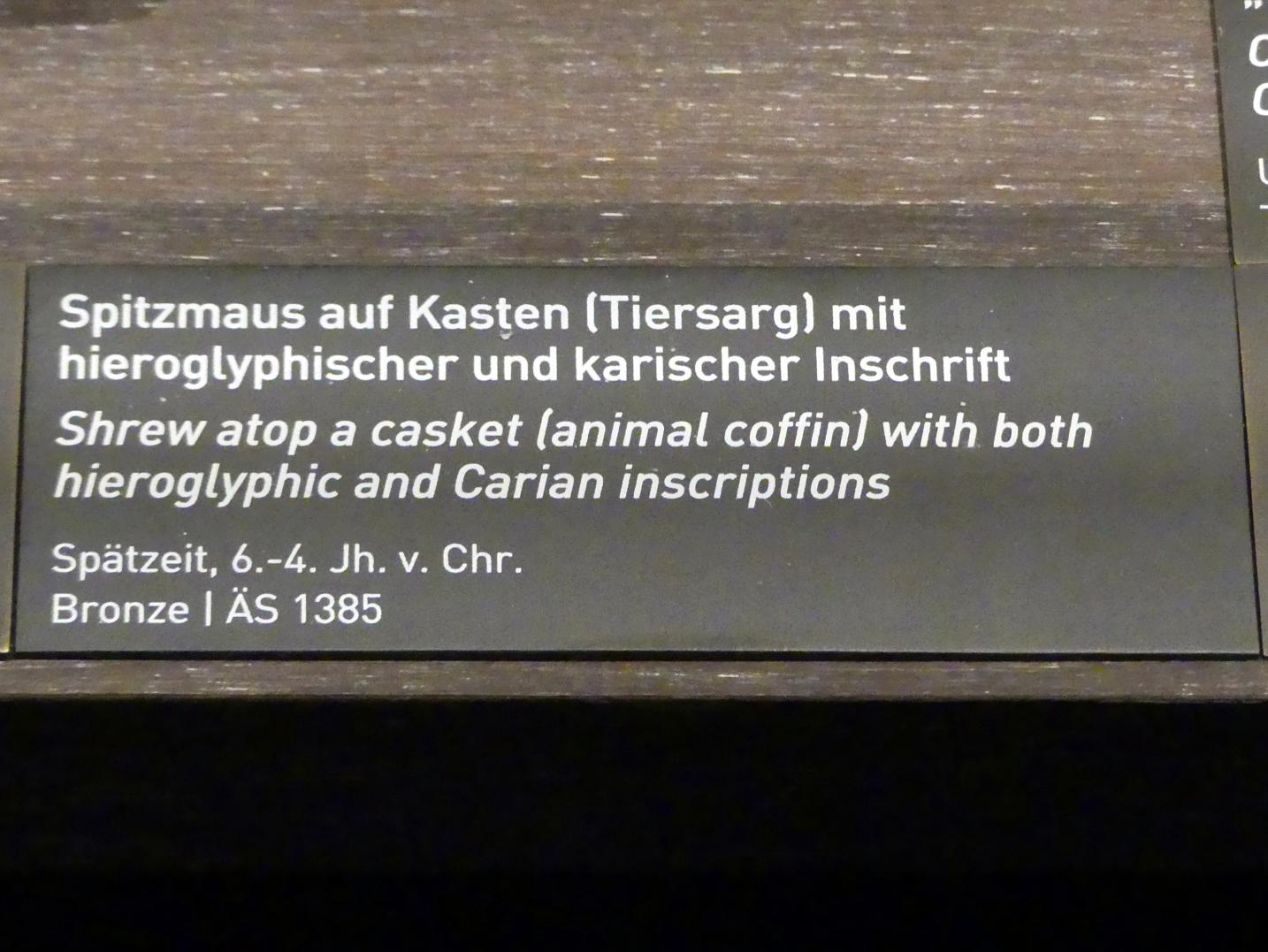 Spitzmaus auf Kasten (Tiersarg) mit hieroglyphischer und karischer Inschrift, Spätzeit, 360 - 342 v. Chr., 600 - 300 v. Chr., Bild 2/2