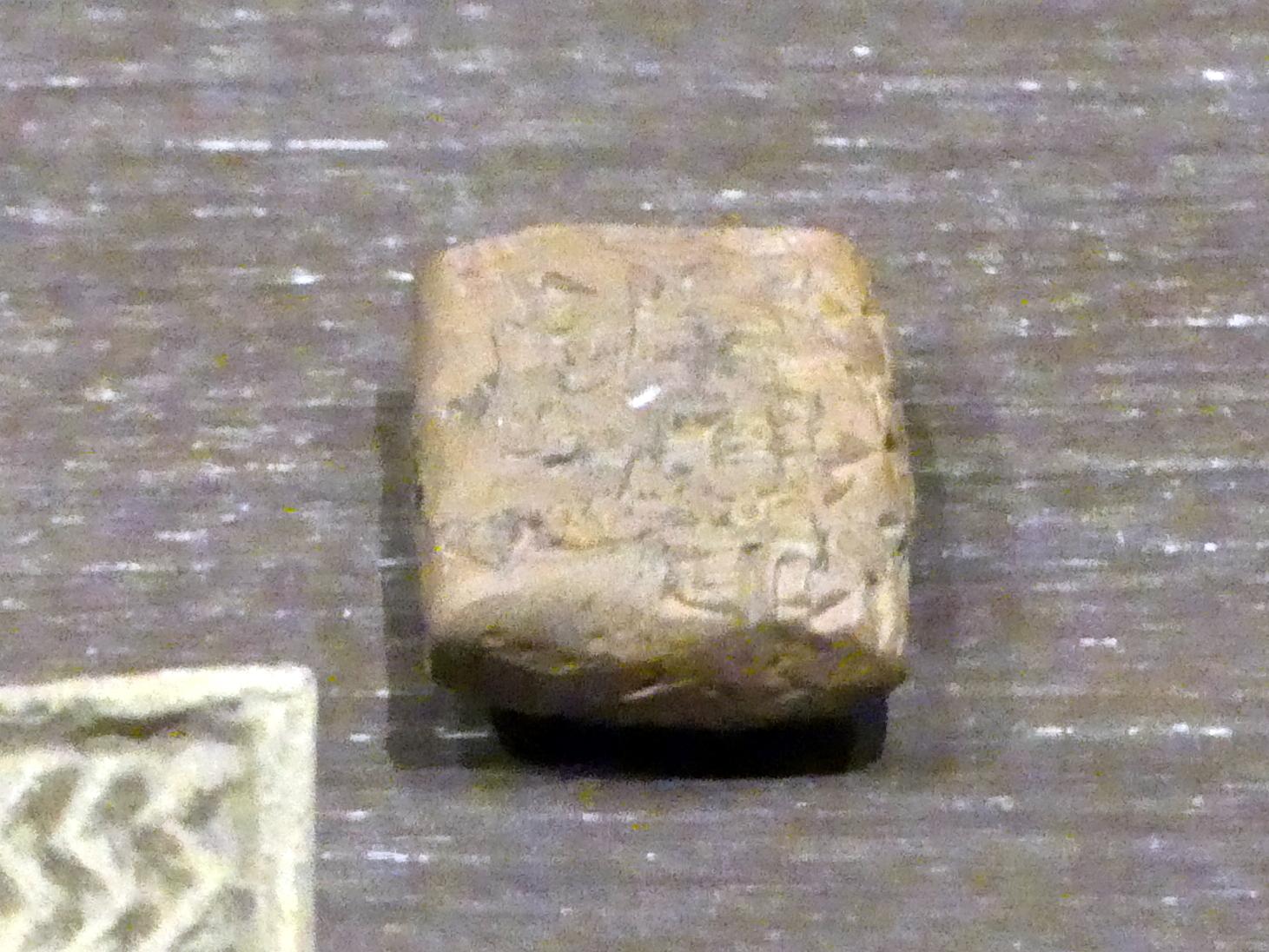 Stempel mit Bauinschrift zur Errichtung des Enlil-Tempels durch König Scharkalischarri, 2150 v. Chr., Bild 1/2