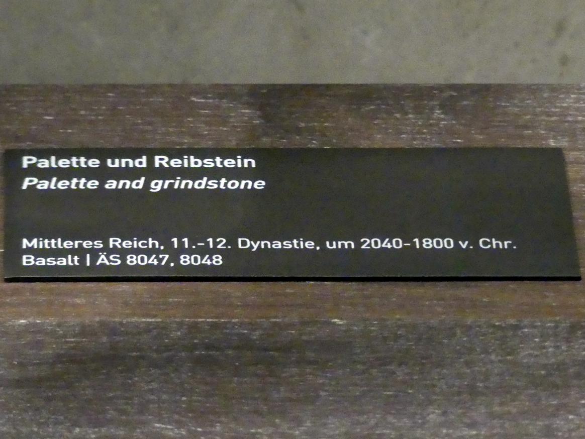 Palette und Reibstein, Mittleres Reich, 1678 - 1634 v. Chr., 2040 - 1800 v. Chr., Bild 2/2