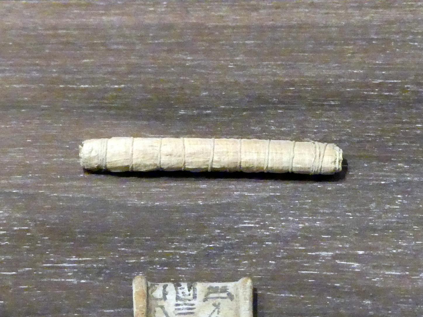 Verschnürte Papyrusrolle als Amulett, Ptolemäische Zeit, 400 v. Chr. - 1 n. Chr., 200 - 100 v. Chr., Bild 1/2