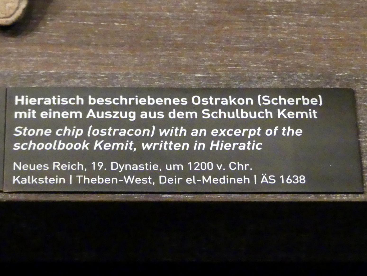 Hieratisch beschriebenes Ostrakon (Scherbe) mit einem Auszug aus dem Schulbuch Kemit, 19. Dynastie, 953 - 887 v. Chr., 1200 v. Chr., Bild 2/2