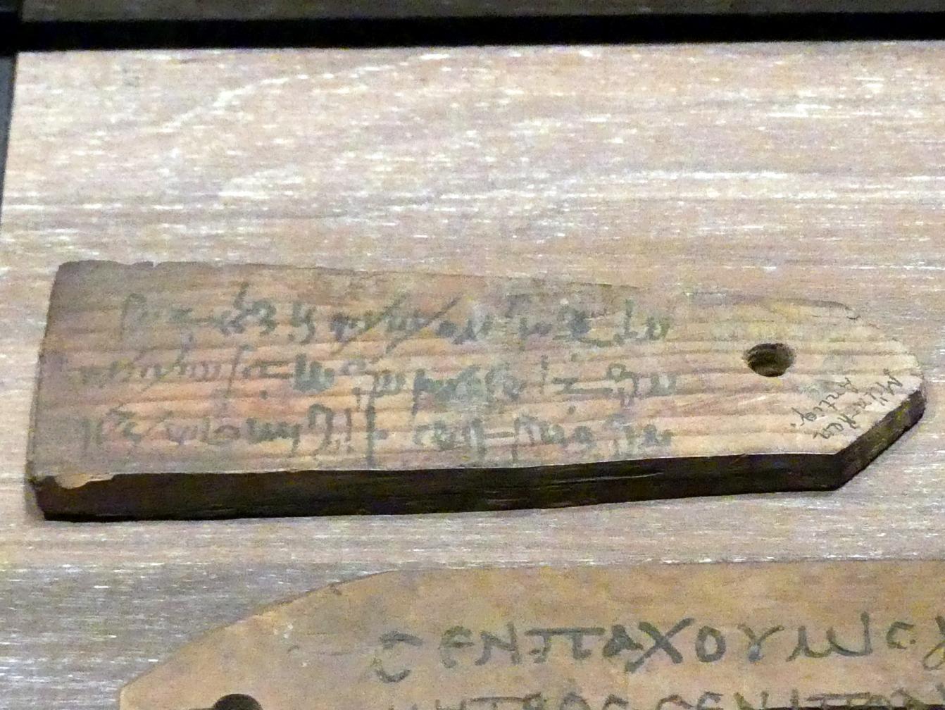 Etikette in Demotisch zur namentlichen Kennzeichnung einer Mumie, Römische Kaiserzeit, 27 v. Chr. - 54 n. Chr., 100 - 200, Bild 1/2
