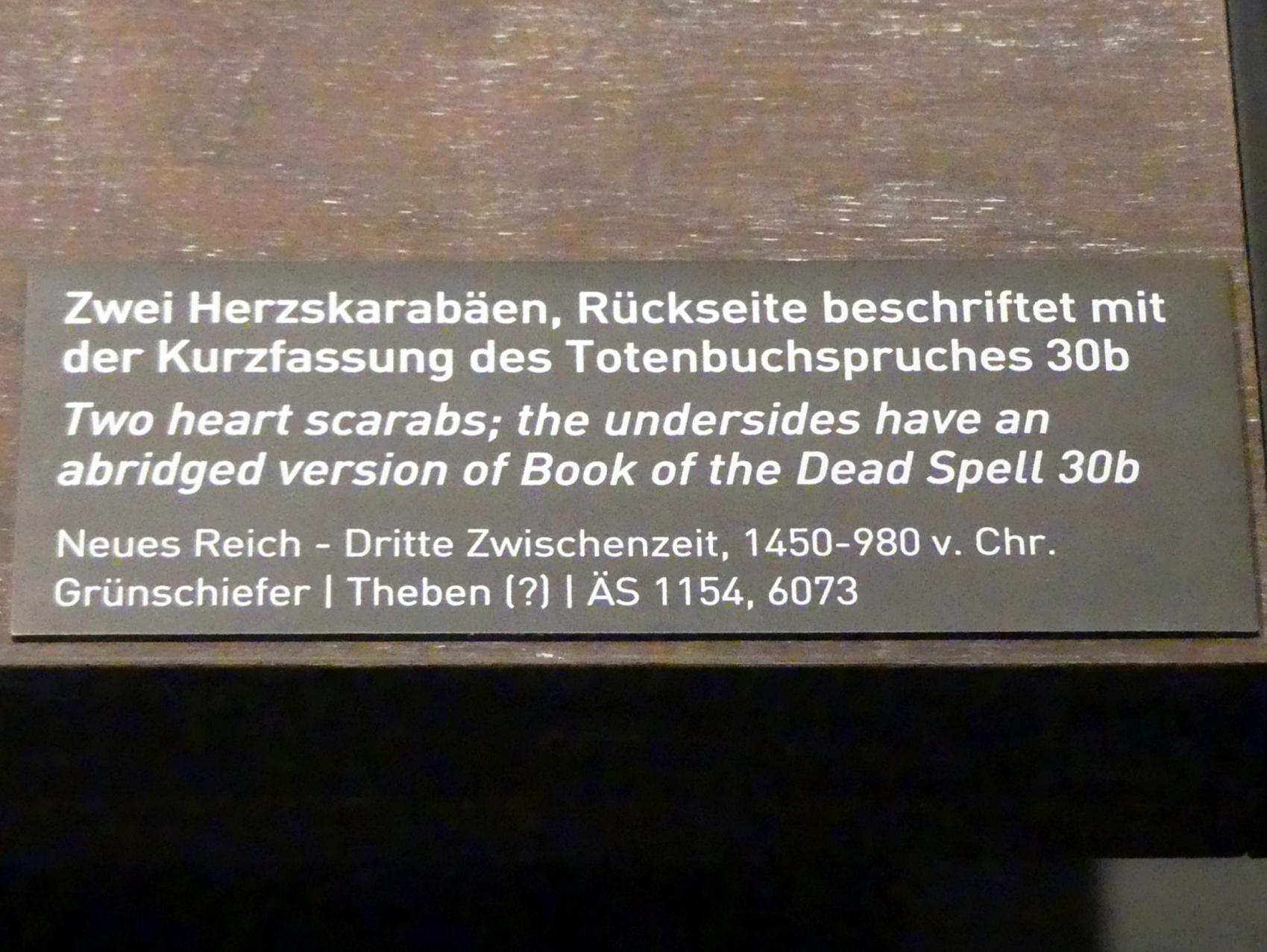 Zwei Herzskarabäen, Rückseite beschriftet mit der Kurzfassung des Totenbuchspruches 30b, 1450 - 980 v. Chr., Bild 2/2