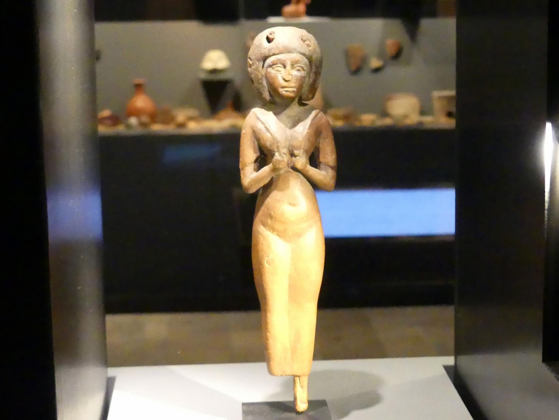 Figur einer nubischen Amme mit einem Kind im Tuch auf dem Rücken, 18. Dynastie, Undatiert, 1350 v. Chr., Bild 1/2