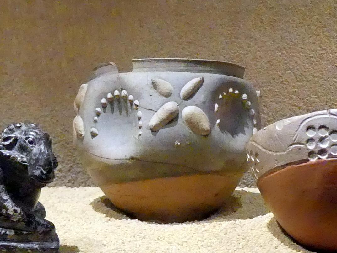 Becher mit aufgesetzten Dekorelementen (Barbotine-Technik), Meroitische Zeit, 200 v. Chr. - 500 n. Chr., 1 - 200, Bild 1/2