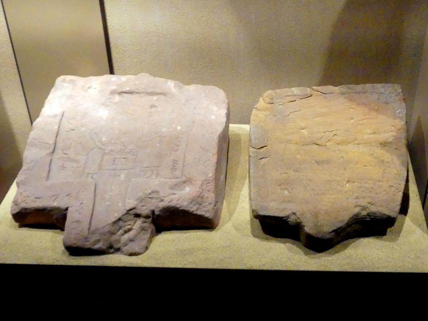 Zwei Opferplatten mit Opferszenen und Inschrift, Meroitische Zeit, 200 v. Chr. - 500 n. Chr., 1 - 100