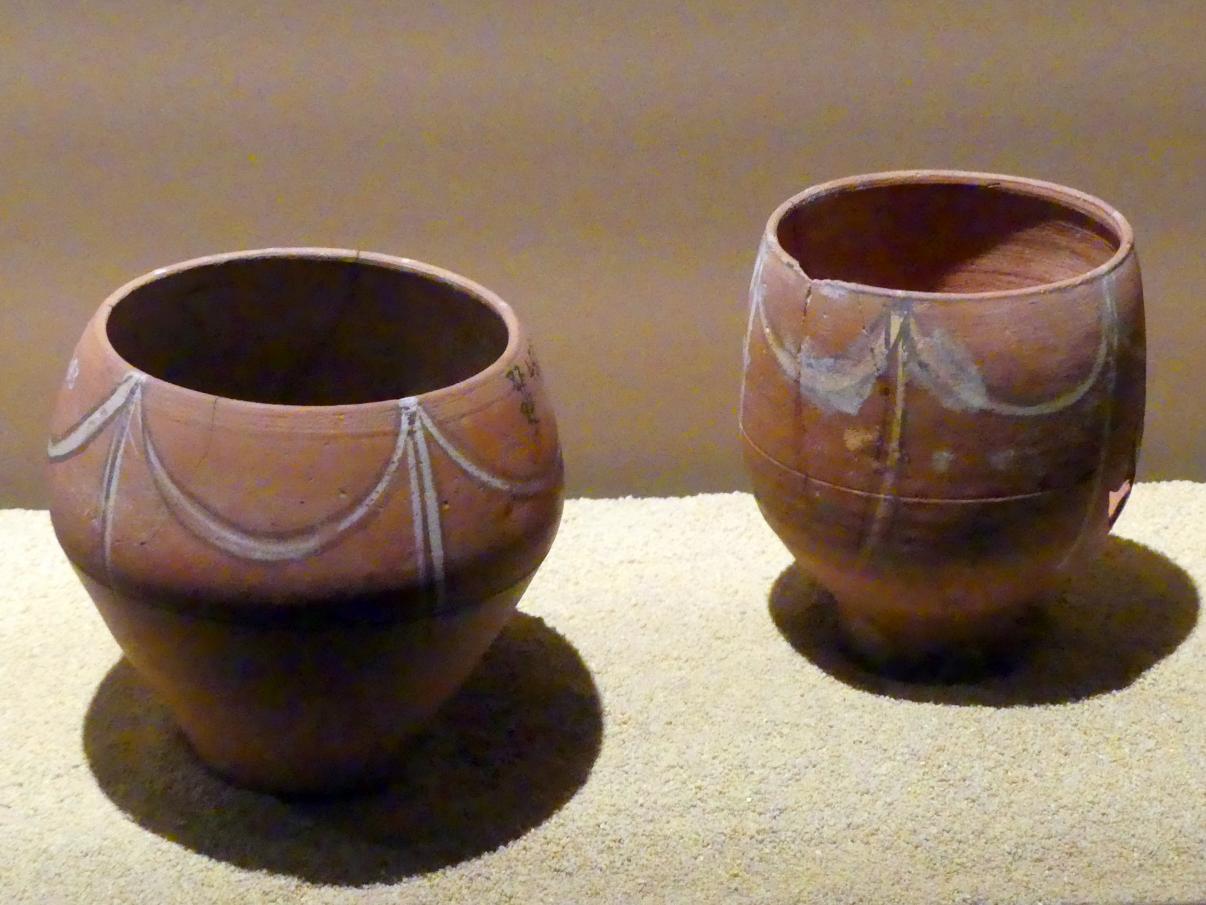 Zwei Becher mit Standfuß, mit abstrahiertem floralem Dekor bemalt, Nachmeroitische Zeit, 400 - 700, 500 - 700